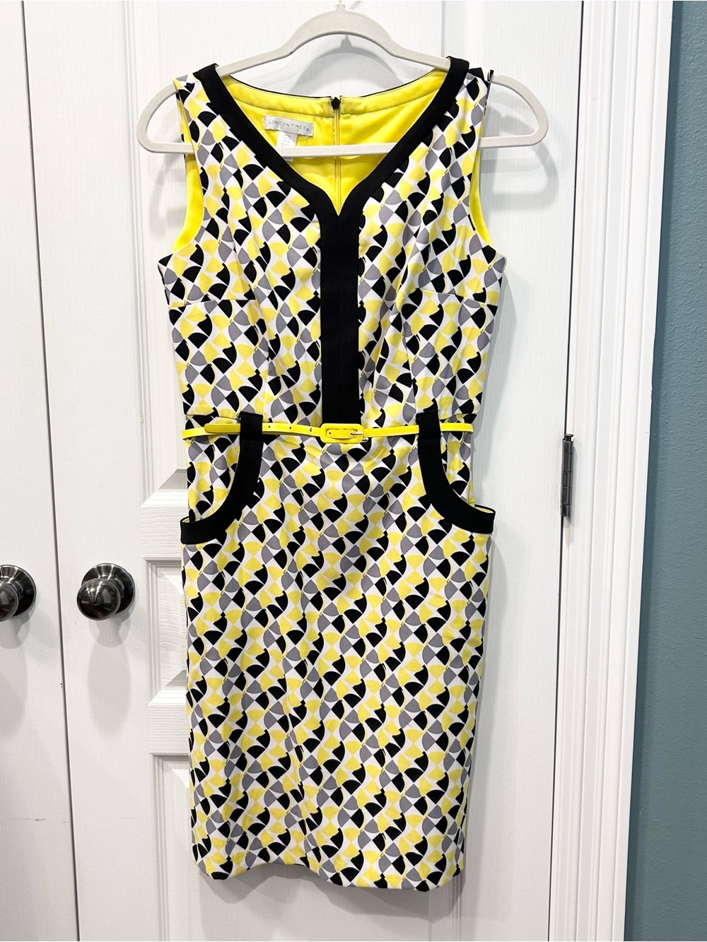 London Times Sleeveless Geometric Shift Dress in Yellow, Black & White Size 6